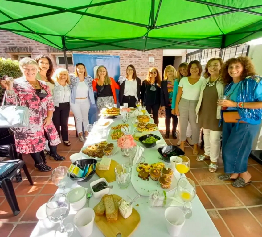 Bomberos de Olavarría presente en el desayuno que la UIO ofreció a mujeres de distintas instituciones de la ciudad