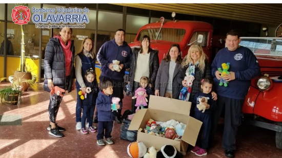 El Jardín Barquito de Papel donó peluches para las nuevas unidades - Bomberos Voluntarios de Olavarría