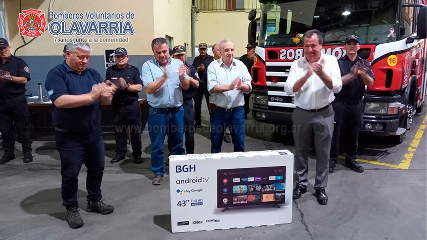 La Comisión Directiva donó un TV para los Bomberos de Olavarría