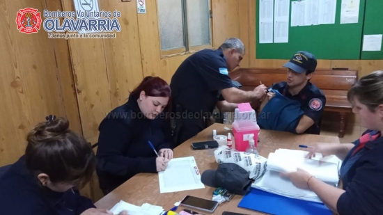 Jornada de vacunación en el cuartel de Bomberos Olavarría