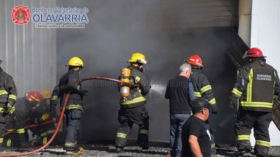 Bomberos de Olavarría intervino en la extinción de un gran incendio en Área 226