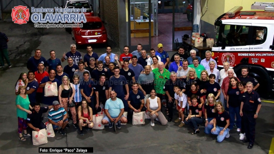 Entrega de bolsas navideñas a los bomberos de Olavarría