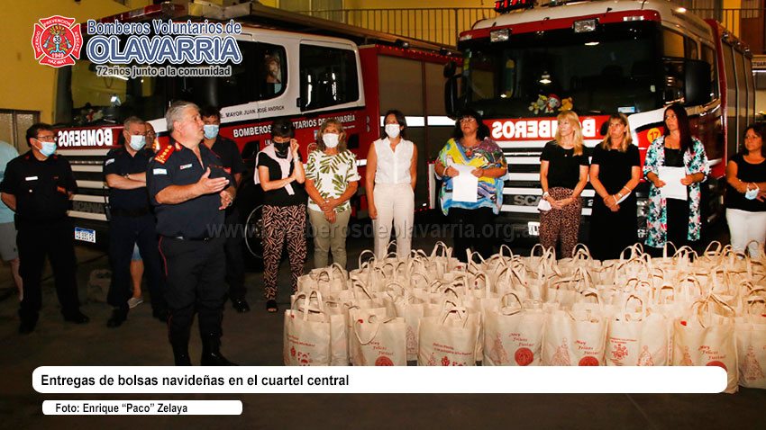 Entregas de bolsas navideñas en el cuartel central