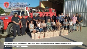 Entrega de bolsas navideñas por parte de la Subcomisión de Damas de Bomberos de Olavarría
