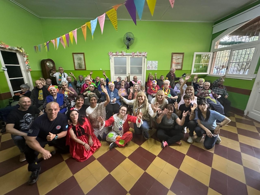 Tarde de festejos por la primavera en el Hogar San Vicente de Paul - Bomberos Vol. Olavarría