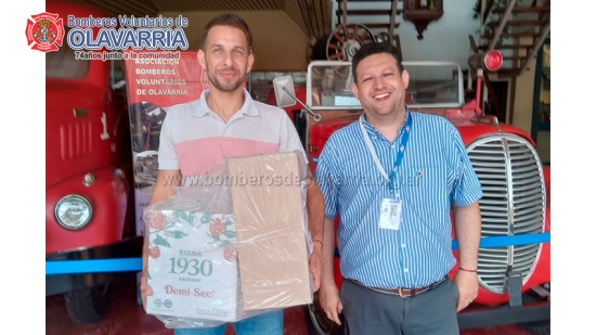 Encargados de Cooperativa Obrera donaron productos navideños para el Cuerpo Activo - Bomberos de Olavarría