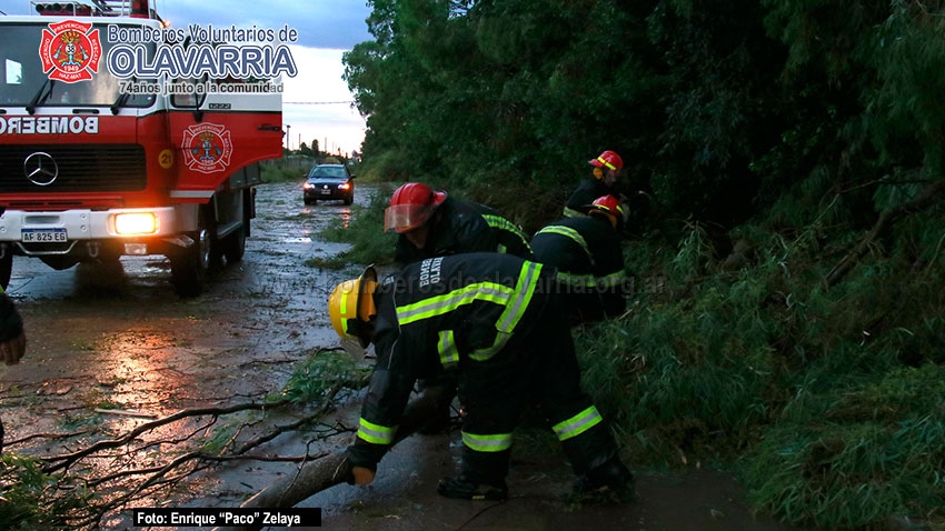 Bomberos de Olavarría continúa trabajando en emergencias ocasionadas por el fuerte temporal