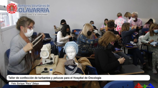 Taller de confección de turbantes y pelucas para el Hospital de Oncología
