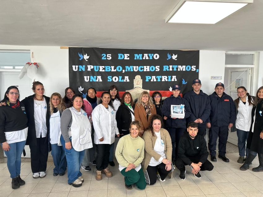 Bomberos Vol. de Olavarría participó del acto patrio en la Escuela N° 58