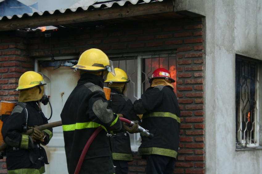Bomberos de Olavarría realizó más de 80 intervenciones durante julio: incendios, capacitaciones y trabajo continuo en el territorio