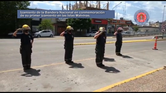 Izamiento de la Bandera Nacional en conmemoración de su primer izamiento en las Islas Malvinas.