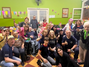 Bomberos Voluntarios de Olavarría celebraron la primavera junto a los residentes del Hogar San José