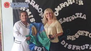 Entrega de banderas para la Escuela N° 58 - Bomberos Voluntarios de Olavarría