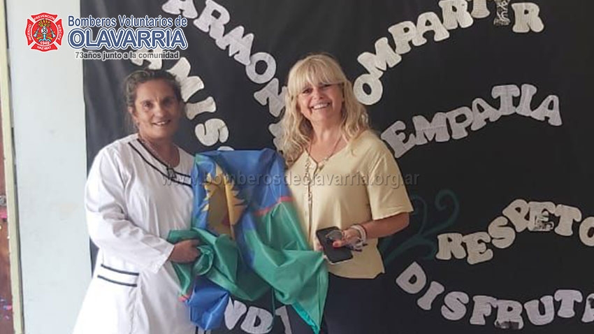 Entrega de banderas para la Escuela N° 58 - Bomberos Voluntarios de Olavarría