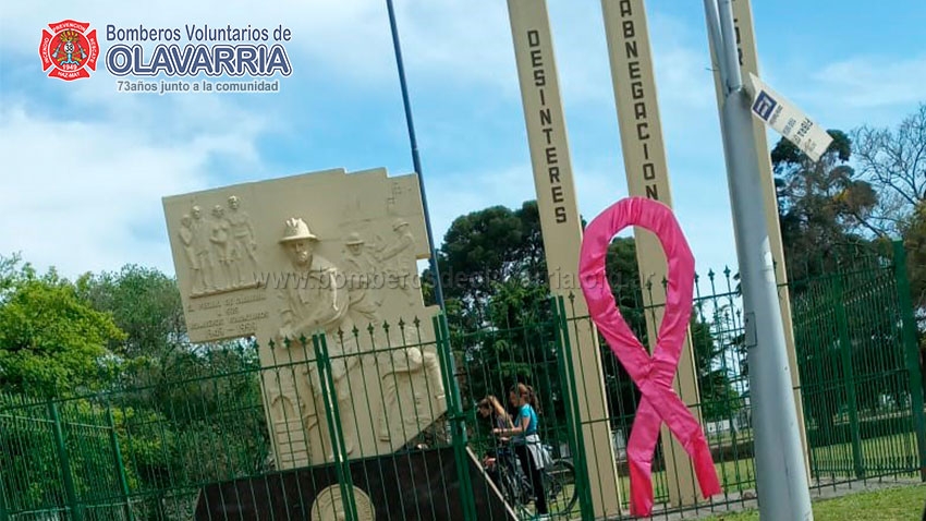 El monumento a Bomberos fue elegido para visibilizar la lucha contra el cáncer de mama